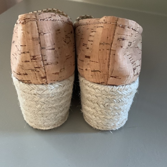 Jack Rogers. Peep toe Cork Wedge.  Size 71/2. Gold accent - Picture 4 of 8